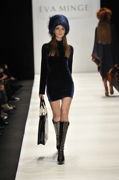 MOSCOW - MARÇO 21: Um modelo caminha pista na Eva Minge para Outono Inverno 2012 apresentação durante MBFW em março 21, 2012 em Moscou, Rússia — Fotografia de Stock