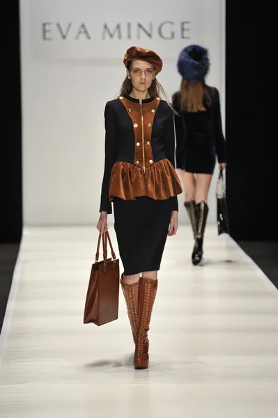 Moskou - 21 maart: een model wandelingen landingsbaan op de eva minge voor herfst winter 2012 presentatie tijdens mbfw op 21 maart 2012 in Moskou, Rusland — Stockfoto