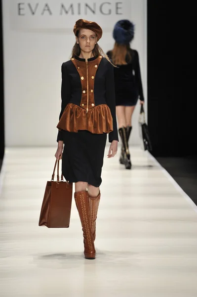 MOSCOW - MARÇO 21: Um modelo caminha pista na Eva Minge para Outono Inverno 2012 apresentação durante MBFW em março 21, 2012 em Moscou, Rússia — Fotografia de Stock