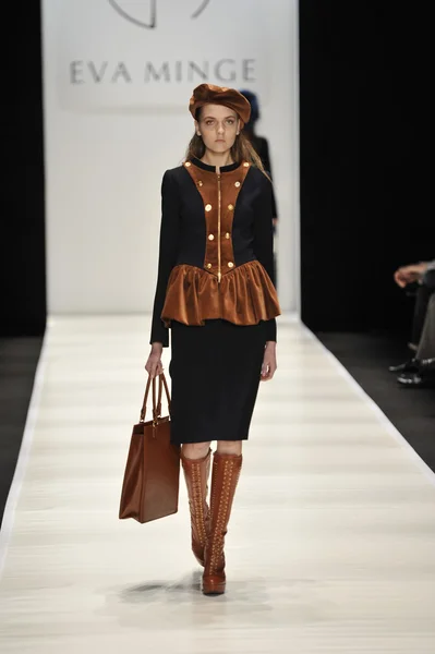 Moskou - 21 maart: een model wandelingen landingsbaan op de eva minge voor herfst winter 2012 presentatie tijdens mbfw op 21 maart 2012 in Moskou, Rusland — Stockfoto