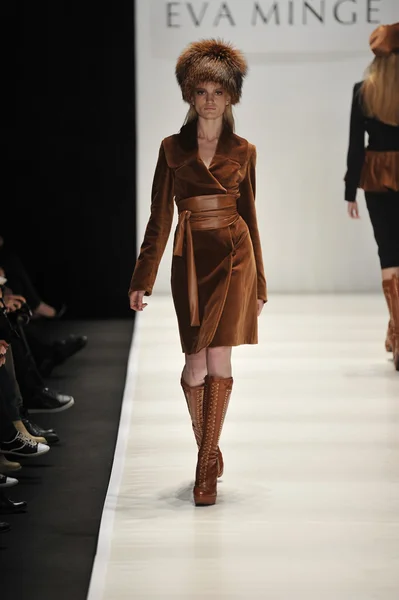 MOSCÚ - 21 DE MARZO: Un Modelo camina por la pasarela en la presentación de Eva Minge para el Otoño Invierno 2012 durante el MBFW el 21 de marzo de 2012 en Moscú, Rusia — Foto de Stock