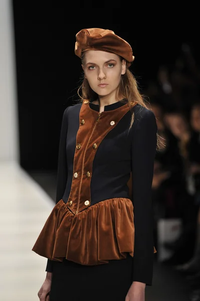 MOSCOW - MARCH 21: A Model walks runway at the Eva Minge for Fall Winter 2012 presentation during MBFW on March 21, 2012 in Moscow, Russia — Stock Photo, Image