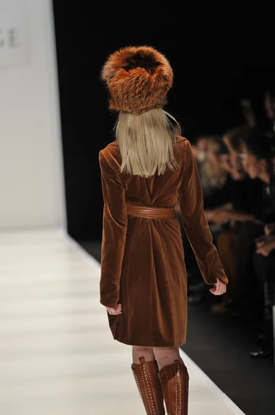 MOSCOW - MARÇO 21: Um modelo caminha pista na Eva Minge para Outono Inverno 2012 apresentação durante MBFW em março 21, 2012 em Moscou, Rússia — Fotografia de Stock