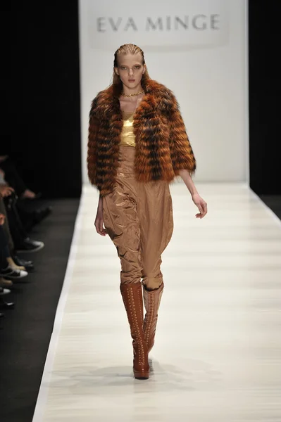 MOSCOW - MARÇO 21: Um modelo caminha pista na Eva Minge para Outono Inverno 2012 apresentação durante MBFW em março 21, 2012 em Moscou, Rússia — Fotografia de Stock