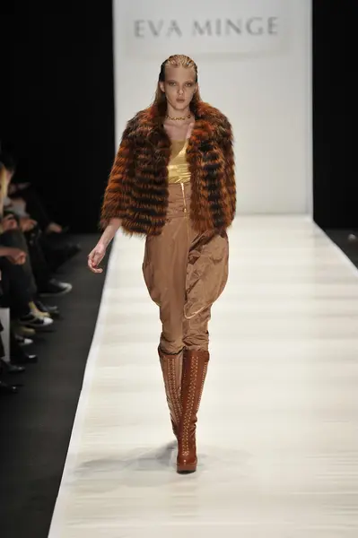 MOSCOW - MARÇO 21: Um modelo caminha pista na Eva Minge para Outono Inverno 2012 apresentação durante MBFW em março 21, 2012 em Moscou, Rússia — Fotografia de Stock