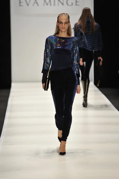 Moskova - 21 Mart: manken eva almayacagım sonbahar kış 2012 sunu sırasında mbfw 21 Mart 2012, Moskova, Rusya Federasyonu için pist yürür — Stok fotoğraf