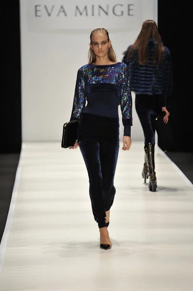 MOSCA - 21 MARZO: Una modella cammina pista alla Eva Minge per l'autunno inverno 2012 presentazione durante MBFW marzo 21, 2012 a Mosca, Russia — Foto Stock