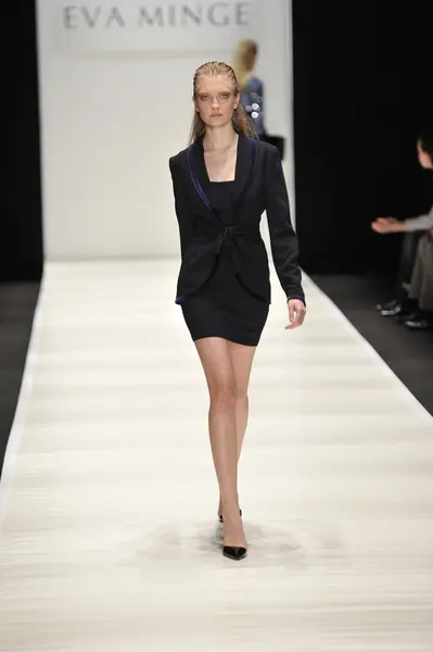 MOSCOW - MARÇO 21: Um modelo caminha pista na Eva Minge para Outono Inverno 2012 apresentação durante MBFW em março 21, 2012 em Moscou, Rússia — Fotografia de Stock