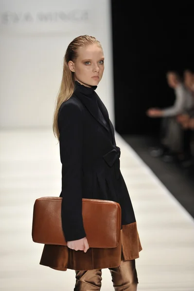 MOSCOW - MARÇO 21: Um modelo caminha pista na Eva Minge para Outono Inverno 2012 apresentação durante MBFW em março 21, 2012 em Moscou, Rússia — Fotografia de Stock