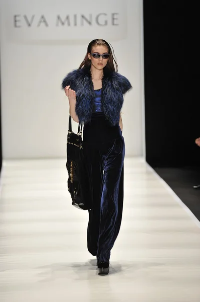 MOSCÚ - 21 DE MARZO: Un Modelo camina por la pasarela en la presentación de Eva Minge para el Otoño Invierno 2012 durante el MBFW el 21 de marzo de 2012 en Moscú, Rusia — Foto de Stock