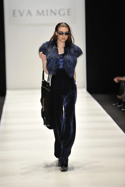 MOSCOW - MARÇO 21: Um modelo caminha pista na Eva Minge para Outono Inverno 2012 apresentação durante MBFW em março 21, 2012 em Moscou, Rússia — Fotografia de Stock