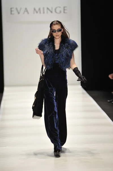 MOSCÚ - 21 DE MARZO: Un Modelo camina por la pasarela en la presentación de Eva Minge para el Otoño Invierno 2012 durante el MBFW el 21 de marzo de 2012 en Moscú, Rusia — Foto de Stock