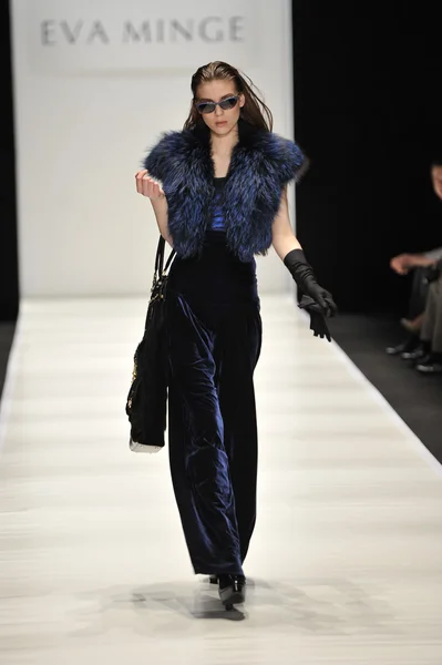 MOSCOW - MARÇO 21: Um modelo caminha pista na Eva Minge para Outono Inverno 2012 apresentação durante MBFW em março 21, 2012 em Moscou, Rússia — Fotografia de Stock