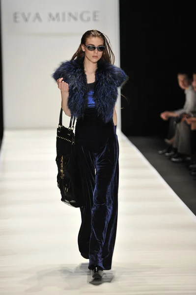 MOSCOW - MARÇO 21: Um modelo caminha pista na Eva Minge para Outono Inverno 2012 apresentação durante MBFW em março 21, 2012 em Moscou, Rússia — Fotografia de Stock