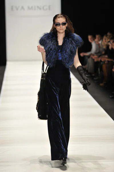 Moskova - 21 Mart: manken eva almayacagım sonbahar kış 2012 sunu sırasında mbfw 21 Mart 2012, Moskova, Rusya Federasyonu için pist yürür — Stok fotoğraf