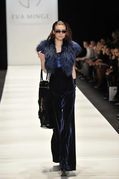 MOSCOW - MARÇO 21: Um modelo caminha pista na Eva Minge para Outono Inverno 2012 apresentação durante MBFW em março 21, 2012 em Moscou, Rússia — Fotografia de Stock