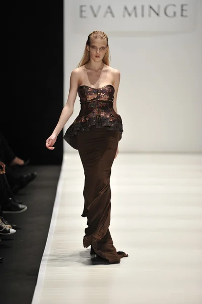 MOSCÚ - 21 DE MARZO: Un Modelo camina por la pasarela en la presentación de Eva Minge para el Otoño Invierno 2012 durante el MBFW el 21 de marzo de 2012 en Moscú, Rusia — Foto de Stock