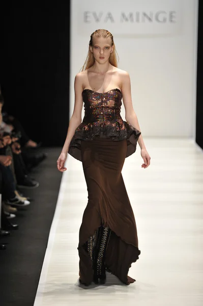 MOSCOW - MARÇO 21: Um modelo caminha pista na Eva Minge para Outono Inverno 2012 apresentação durante MBFW em março 21, 2012 em Moscou, Rússia — Fotografia de Stock