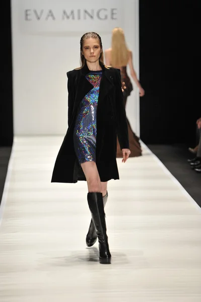 MOSCOU - 21 MARS : Un mannequin marche sur la piste à la charnière d'Eva pour la présentation de l'automne hiver 2012 lors de MBFW le 21 mars 2012 à Moscou, Russie — Photo