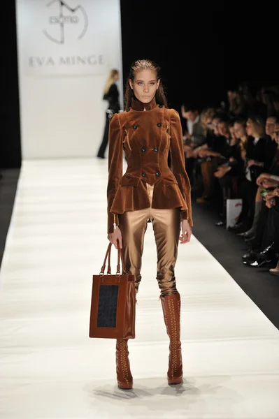 MOSCOW - MARCH 21: A Model walks runway at the Eva Minge for Fall Winter 2012 presentation during MBFW on March 21, 2012 in Moscow, Russia — Stock Photo, Image