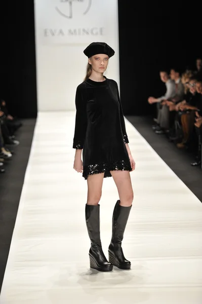 Moskau - 21. märz: ein modell läuft laufbahn auf der eva minge für herbstwinter 2012 präsentation bei mbfw am 21. märz 2012 in moskau, russland — Stockfoto