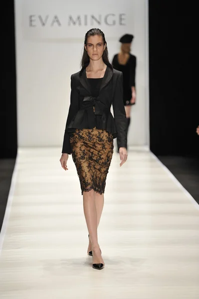 MOSCOW - MARÇO 21: Um modelo caminha pista na Eva Minge para Outono Inverno 2012 apresentação durante MBFW em março 21, 2012 em Moscou, Rússia — Fotografia de Stock