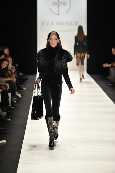 MOSCOW - MARÇO 21: Um modelo caminha pista na Eva Minge para Outono Inverno 2012 apresentação durante MBFW em março 21, 2012 em Moscou, Rússia — Fotografia de Stock