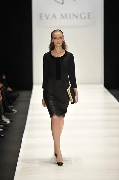 MOSCÚ - 21 DE MARZO: Un Modelo camina por la pasarela en la presentación de Eva Minge para el Otoño Invierno 2012 durante el MBFW el 21 de marzo de 2012 en Moscú, Rusia — Foto de Stock