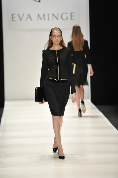 MOSCOW - MARÇO 21: Um modelo caminha pista na Eva Minge para Outono Inverno 2012 apresentação durante MBFW em março 21, 2012 em Moscou, Rússia — Fotografia de Stock