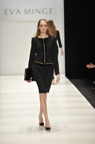 MOSCOW - MARÇO 21: Um modelo caminha pista na Eva Minge para Outono Inverno 2012 apresentação durante MBFW em março 21, 2012 em Moscou, Rússia — Fotografia de Stock