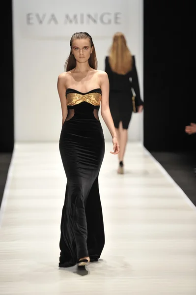 MOSCOW - MARÇO 21: Um modelo caminha pista na Eva Minge para Outono Inverno 2012 apresentação durante MBFW em março 21, 2012 em Moscou, Rússia — Fotografia de Stock