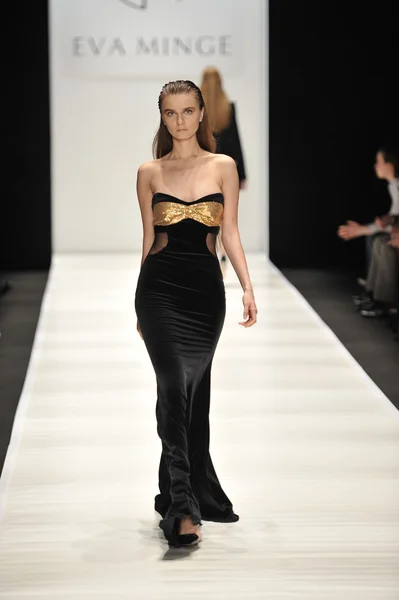 MOSCOW - MARÇO 21: Um modelo caminha pista na Eva Minge para Outono Inverno 2012 apresentação durante MBFW em março 21, 2012 em Moscou, Rússia — Fotografia de Stock