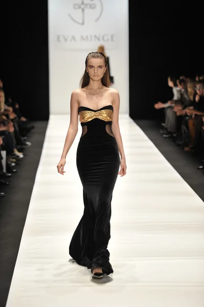 MOSCOW - MARÇO 21: Um modelo caminha pista na Eva Minge para Outono Inverno 2012 apresentação durante MBFW em março 21, 2012 em Moscou, Rússia — Fotografia de Stock