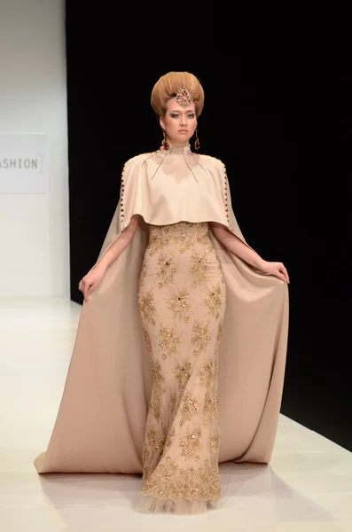 Moskau - 22. März: ein Model läuft auf dem Laufsteg der contrfashion für den Herbst Winter 2012 während der mbfw am 22. März 2012 in Moskau, Russland — Stockfoto