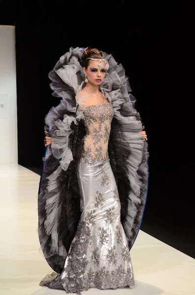 Moskova - 22 Mart: bir model için sonbahar kış 2012 sunu sırasında 22 Mart 2012, Moskova, Rusya mbfw contrfashion pist yürür — Stok fotoğraf