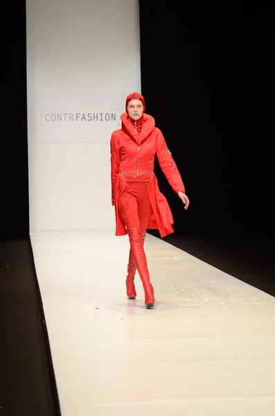 Moskau - 22. März: ein Model läuft auf dem Laufsteg der contrfashion für den Herbst Winter 2012 während der mbfw am 22. März 2012 in Moskau, Russland — Stockfoto