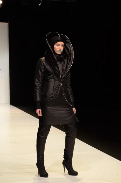 Moskau - 22. März: ein Model läuft auf dem Laufsteg der contrfashion für den Herbst Winter 2012 während der mbfw am 22. März 2012 in Moskau, Russland — Stockfoto