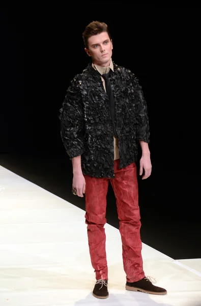 モスクワ - 3 月 22 日: モデルは秋 2012 年冬プレゼンテーション 2012 年 3 月 22 日、モスクワ、ロシアの mbfw 中の contrfashion の滑走路を歩く — ストック写真