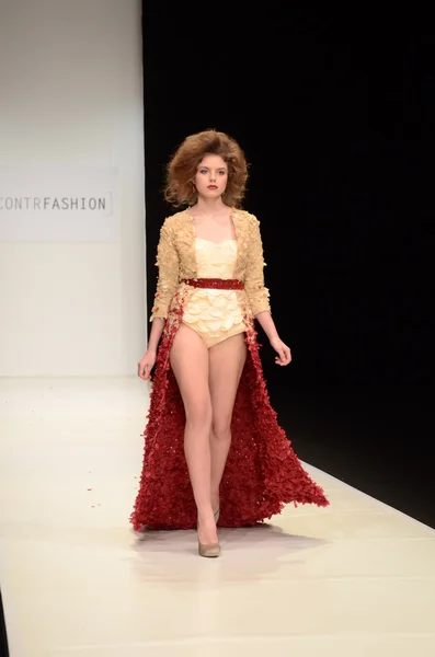 Moskova - 22 Mart: bir model için sonbahar kış 2012 sunu sırasında 22 Mart 2012, Moskova, Rusya mbfw contrfashion pist yürür — Stok fotoğraf