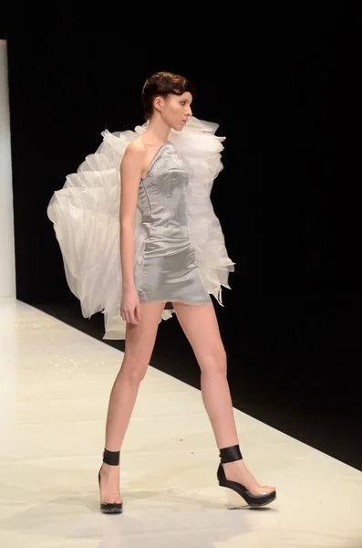 Moskova - 22 Mart: bir model için sonbahar kış 2012 sunu sırasında 22 Mart 2012, Moskova, Rusya mbfw contrfashion pist yürür — Stok fotoğraf