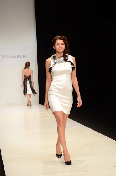 Moskva - 22. března: model chodí dráha v contrfashion pro podzim zima 2012 prezentaci během mbfw března 22, 2012 v Moskvě, Rusko — Stock fotografie