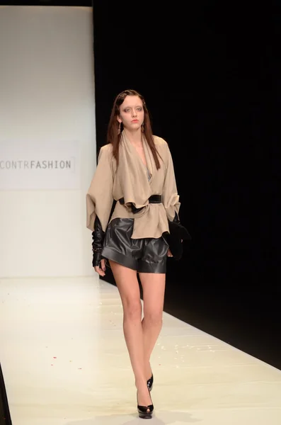 МОСКВА - 22 МАРТА: Модель идет по взлетно-посадочной полосе на презентации CONTRFASHION for Fall Winter 2012 во время MBFW 22 марта 2012 года в Москве, Россия — стоковое фото