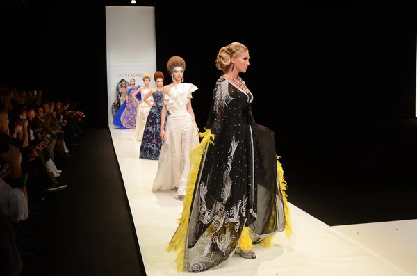 Moskova - 22 Mart: bir model için sonbahar kış 2012 sunu sırasında 22 Mart 2012, Moskova, Rusya mbfw contrfashion pist yürür — Stok fotoğraf