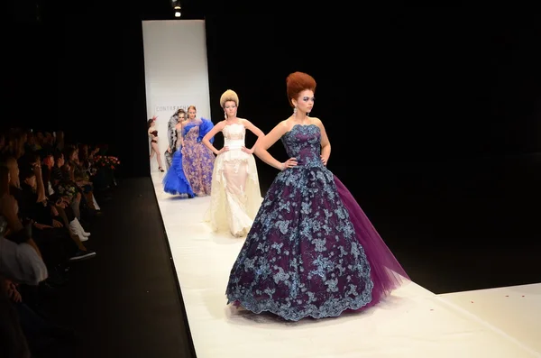 MOSCOU - 22 MARS : Un mannequin marche sur la piste de la CONTRFASHION pour la présentation de l'automne hiver 2012 lors de la MBFW le 22 mars 2012 à Moscou, Russie — Photo