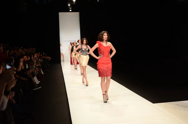 Moskova - 22 Mart: bir model için sonbahar kış 2012 sunu sırasında 22 Mart 2012, Moskova, Rusya mbfw contrfashion pist yürür — Stok fotoğraf