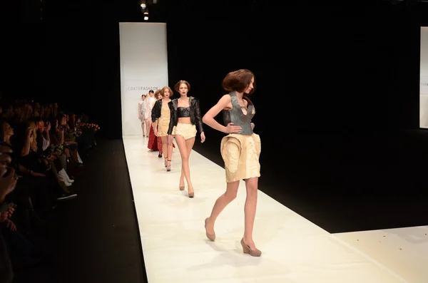 モスクワ - 3 月 22 日: モデルは秋 2012 年冬プレゼンテーション 2012 年 3 月 22 日、モスクワ、ロシアの mbfw 中の contrfashion の滑走路を歩く — ストック写真