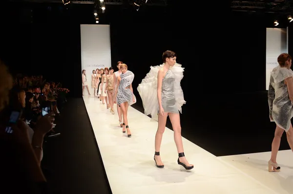 Moskova - 22 Mart: bir model için sonbahar kış 2012 sunu sırasında 22 Mart 2012, Moskova, Rusya mbfw contrfashion pist yürür — Stok fotoğraf