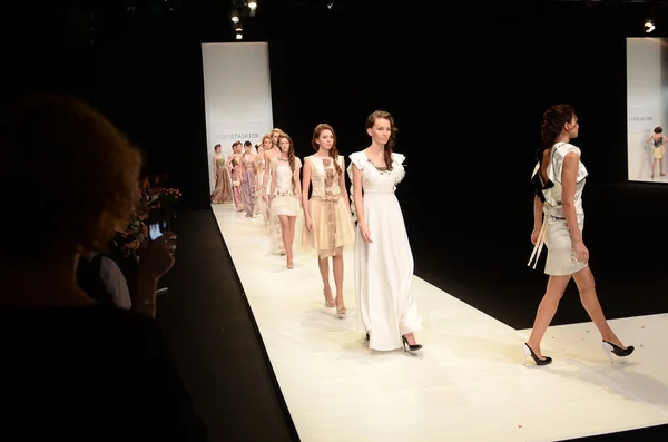 モスクワ - 3 月 22 日: モデルは秋 2012 年冬プレゼンテーション 2012 年 3 月 22 日、モスクワ、ロシアの mbfw 中の contrfashion の滑走路を歩く — ストック写真