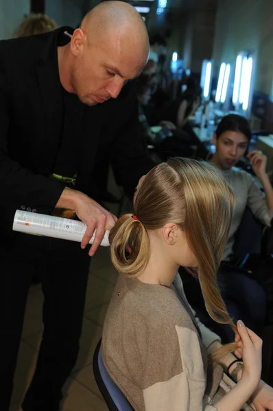 MOSCÚ - 23 DE MARZO: Una modelo se prepara detrás del escenario en el Desfile de Moda de Bielorrusia para el Otoño Invierno 2012 presentación durante MBFW el 23 de marzo de 2012 en Moscú, Rusia — Foto de Stock