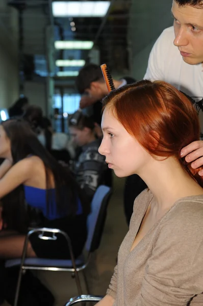 MOSCÚ - 23 DE MARZO: Una modelo se prepara detrás del escenario en el Desfile de Moda de Bielorrusia para el Otoño Invierno 2012 presentación durante MBFW el 23 de marzo de 2012 en Moscú, Rusia —  Fotos de Stock